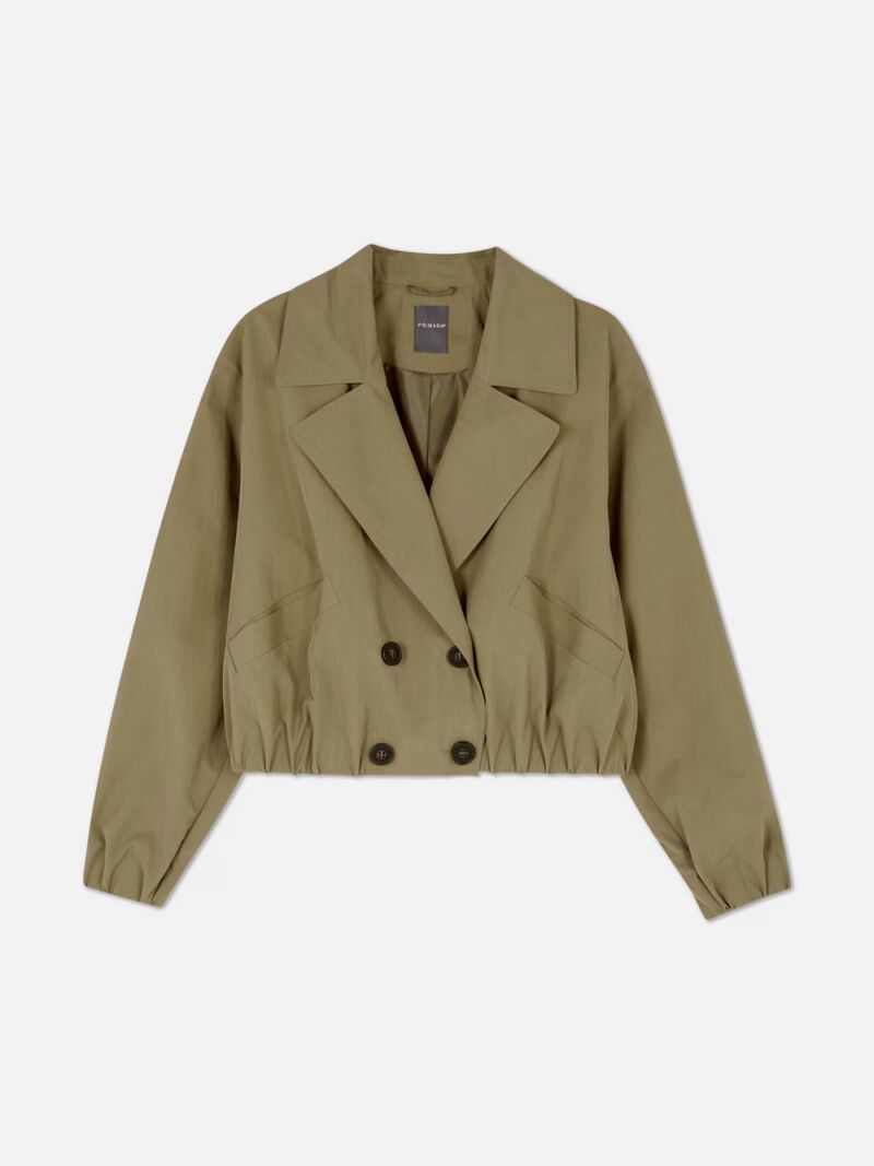 Gabardina corta con doble botonadura.
