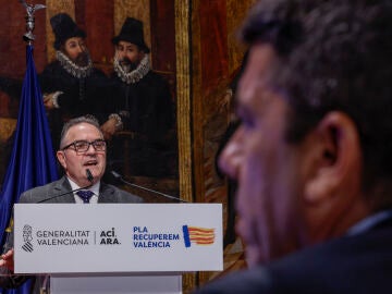El presidente Mazón escucha a su vicepresidente Gan Pampols