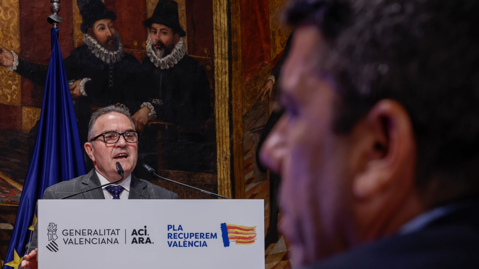 El presidente Mazón escucha a su vicepresidente Gan Pampols