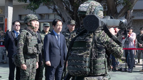 El presidente de Taiwán, William Lai, visita la base de la Fuerza Aérea en Songshan (Taipéi) este viernes. El presidente taiwanés, William Lai, anunció este viernes que los complementos salariales de las tropas de combate se incrementarán hasta un máximo de 12.000 dólares taiwaneses (unos 363 dólares) mensuales, en medio del recrudecimiento de las tensiones entre Taipéi y Pekín. EFE/ Wang Yu Ching/Oficina Presidencial de Taiwán