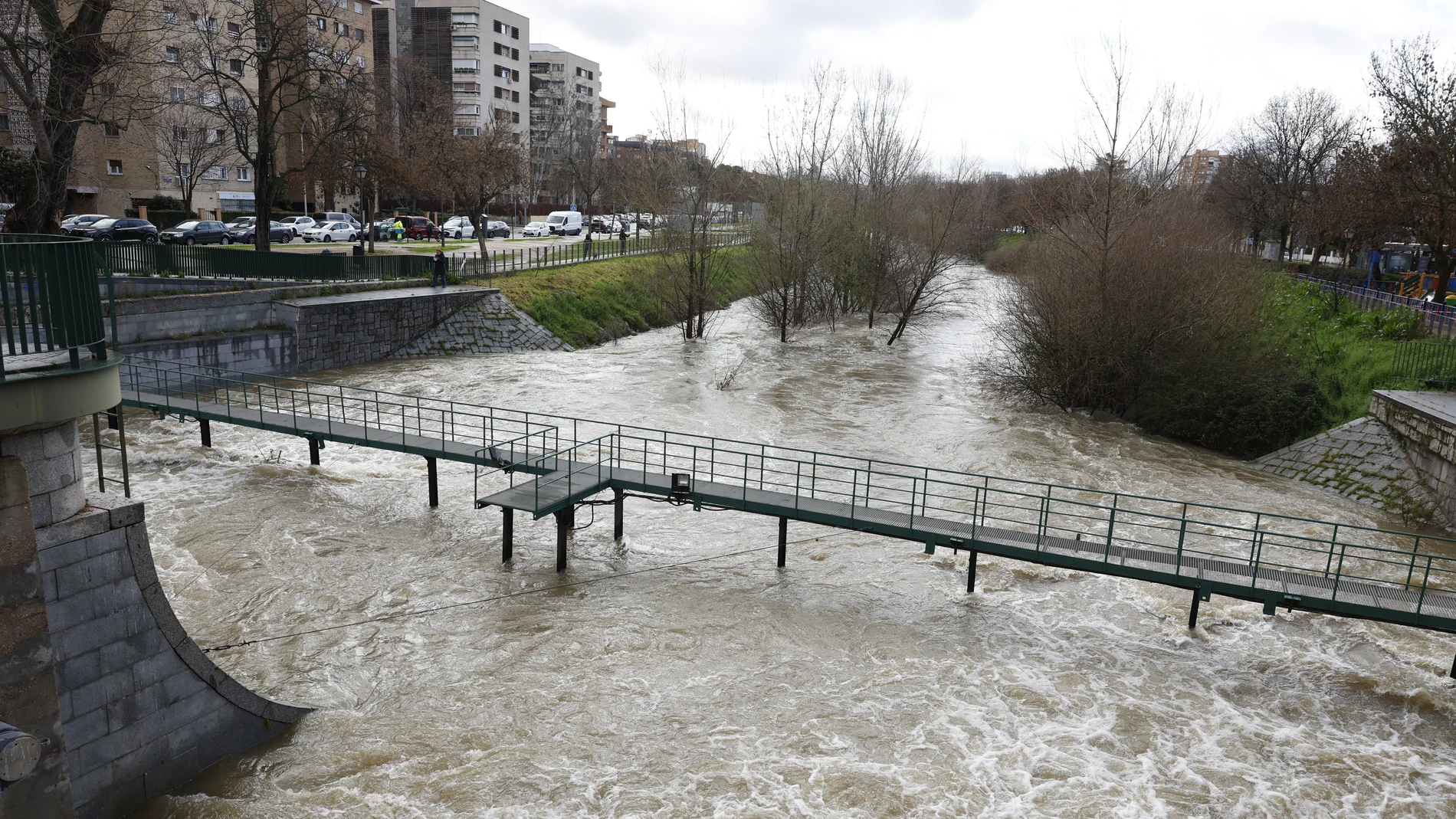 Caudal del río Manzanares este viernes en Madrid. La borrasca Martinho comenzará a alejarse este fin de semana, pero este viernes todavía deja vientos fuertes y lluvias con avisos en todas las comunidades salvo en Canarias, mientras en Madrid se han suspendido clases en las universidades y se recomienda el teletrabajo y evitar desplazamientos innecesarios.