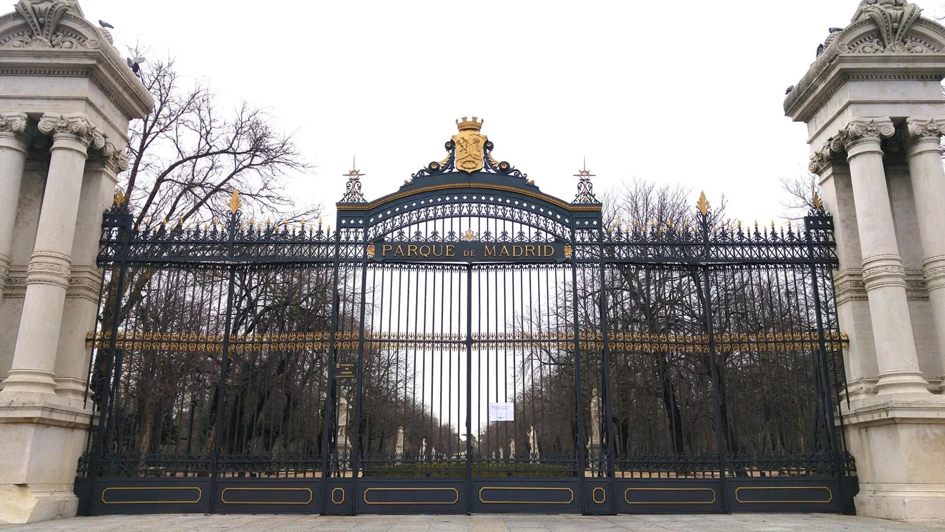 MADRID.-El Retiro seguirá cerrado, sin aventurar fecha de apertura, después de que ayer cayeran árboles de grandes dimensiones