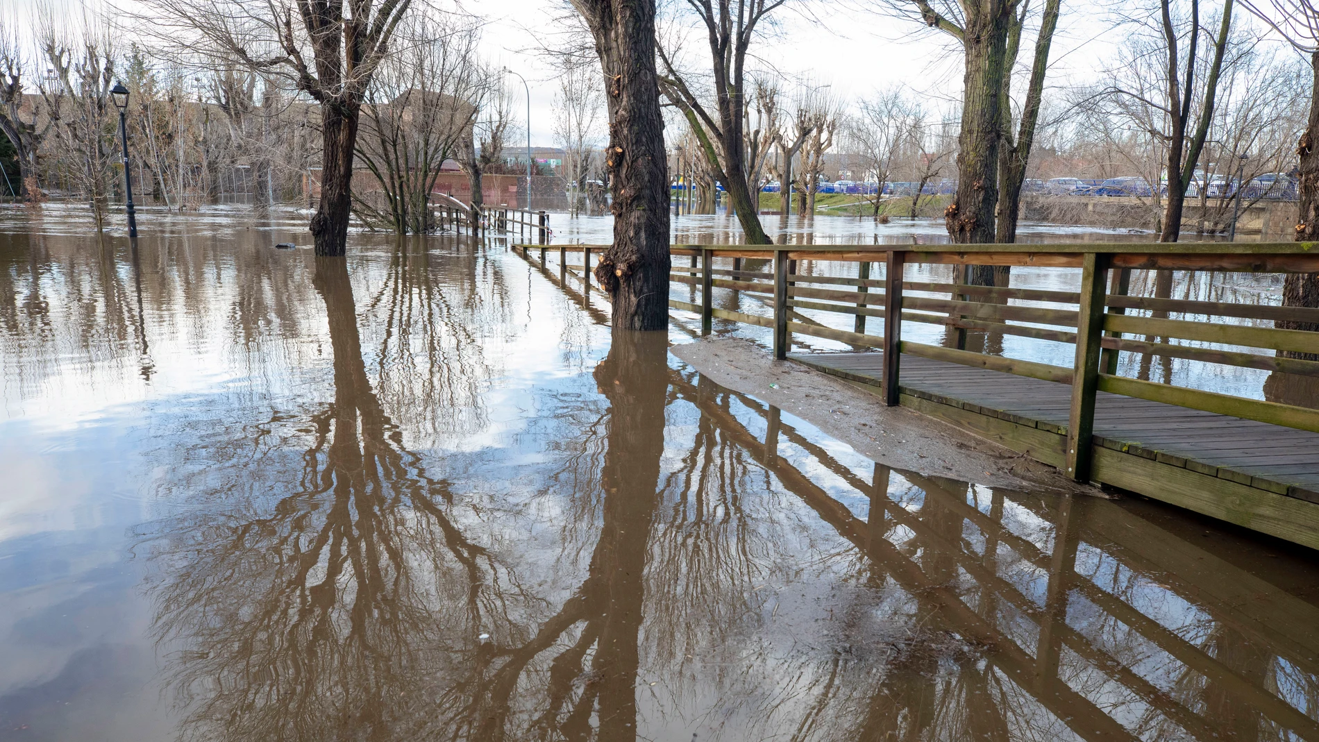 Las intensas lluvias provocan el desbordamiento del río Adaja a su paso por Ávila