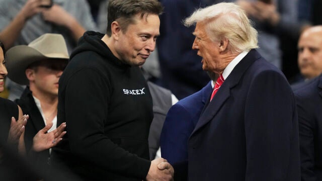 Elon Musk y Donald Trump, en un partido de wrestling el 22 de marzo