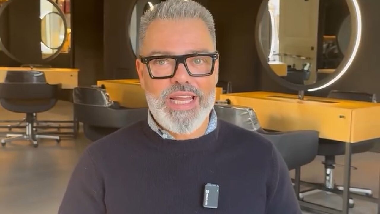 El emotivo momento en que el estilista Víctor del Valle rapa a una ...