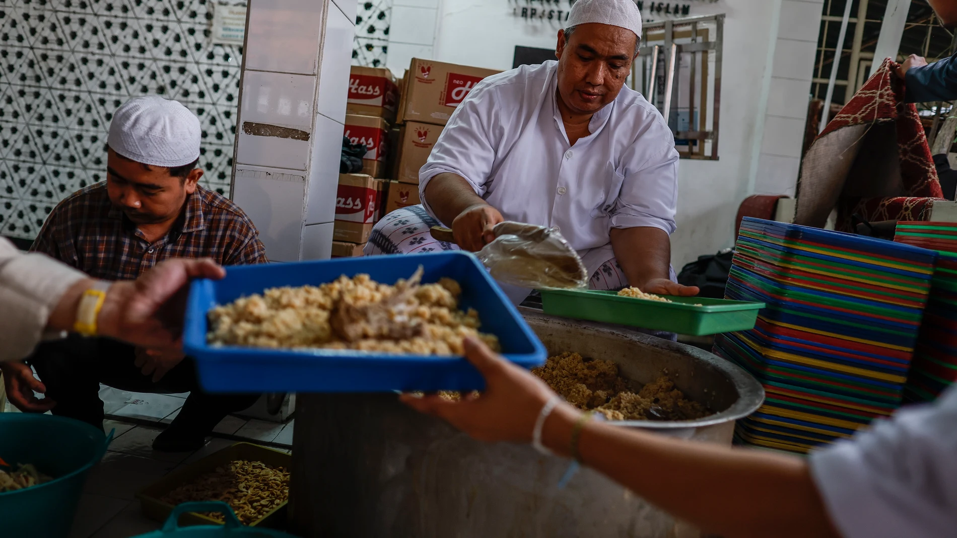 JAKARTA (Indonesia), 24/03/2025.- Workers prepare iftar food for a mass Ramadan fast-breaking event at Al-Auwabin Kwitang mosque in Jakarta, Indonesia, 24 March 2025. More than a thousand Muslims attended the mass fast-breaking event on the eve of the 25th night of Ramadan. EFE/EPA/MAST IRHAM