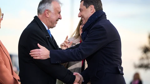 Juanma Moreno se suma a los apoyos al ministro Ángel Víctor Torres