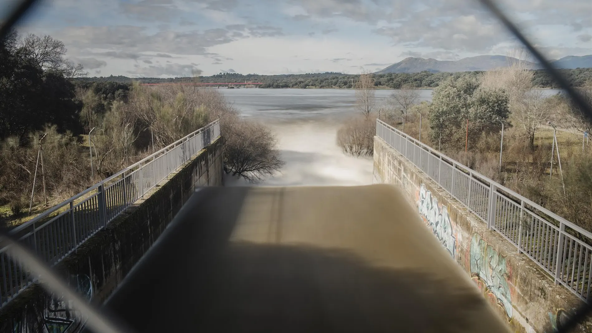 El Canal Isabel II sigue liberando agua de todas sus presas para regular las crecidas por las intensas lluvias en Madrid