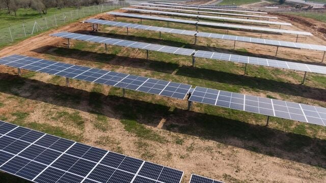 Economía.- Bruselas ordena a España no pagar a Antin la compensación por el recorte en las renovables fijado por laudo