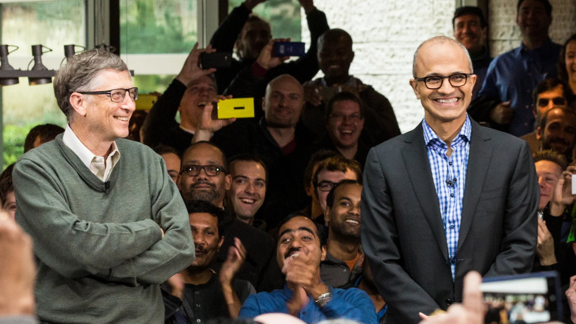 Bill Gates, fundador de Microsoft, junto con Satya Nadella, actual CEO