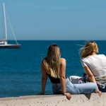 Dos mujeres disfrutan del buen tiempo en la playa de la Malvarrosa