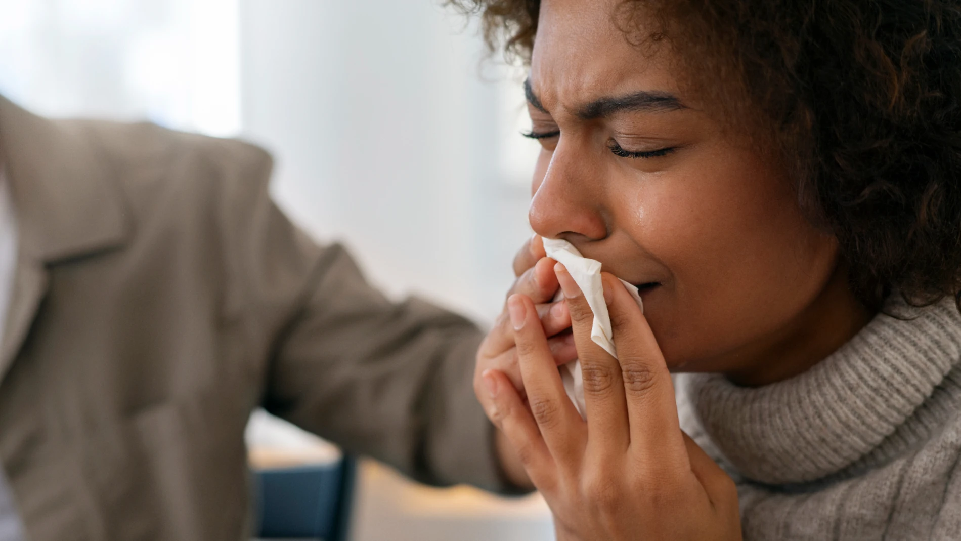 Mujer con tos y pañuelo
