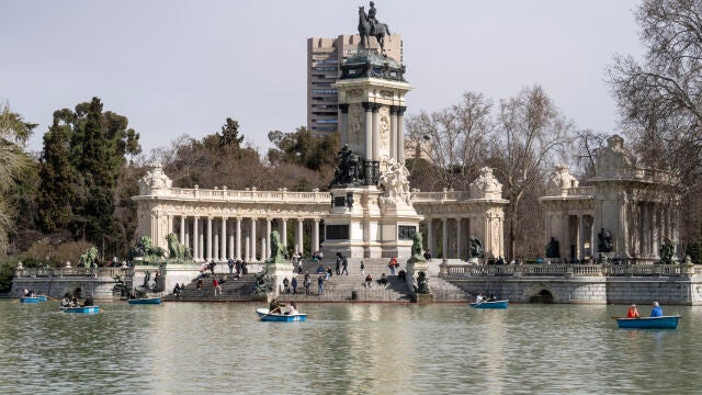 El parque del Retiro lleno por la vuelta del buen tiempo a Madrid. David Jar