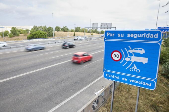 Cartel que avisa de un control de velocidad.