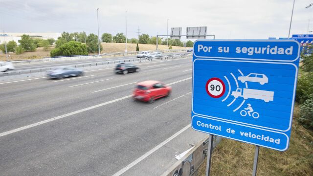Cartel que avisa de un control de velocidad.