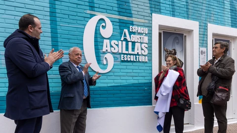Santonja y Mingo junto a los hermanos Casillas, Lidia y Antonio, durante la inuaguración del centro expositivo dedicado a su padre, el escultor Agustín Casillas, en Santa Marta de Tormes