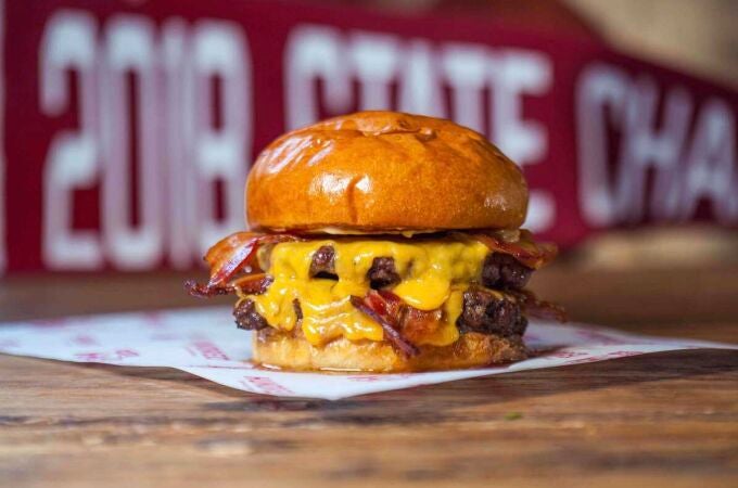 La hamburguesa 'Singular' de Hundred Burgers: Youtubers británicos prueban este plato en España y aseguran tener "orgasmos": los españoles no lo valoran
