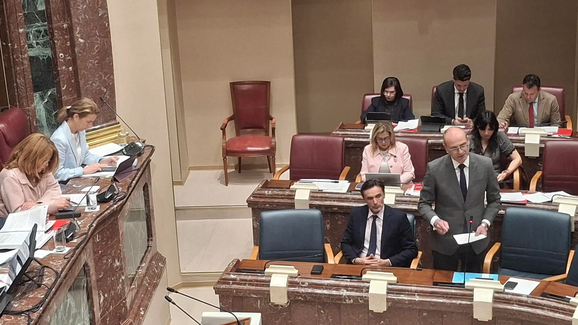 El consejero de Educación y Formación Profesional, Víctor Marín, durante su comparecencia de hoy en la Asamblea Regional