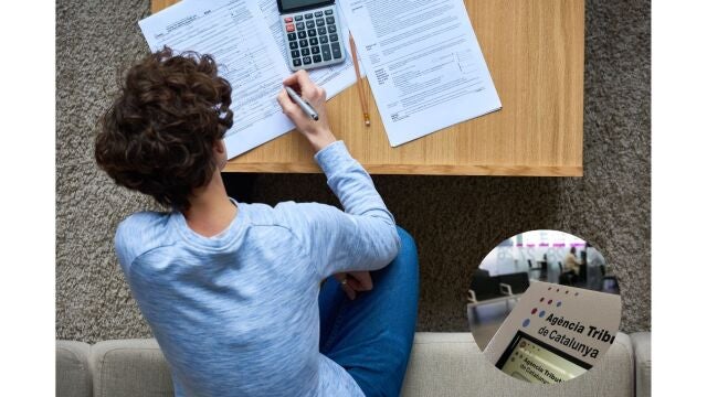 Una persona hace cálculos en su declaración de la renta 