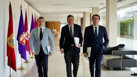El portavoz Carlos Fernández Carriedo, el consejero Juan Carlos Suárez-Quiñones, y el director de Comunicación, Julio López, antes de informar de los acuerdos