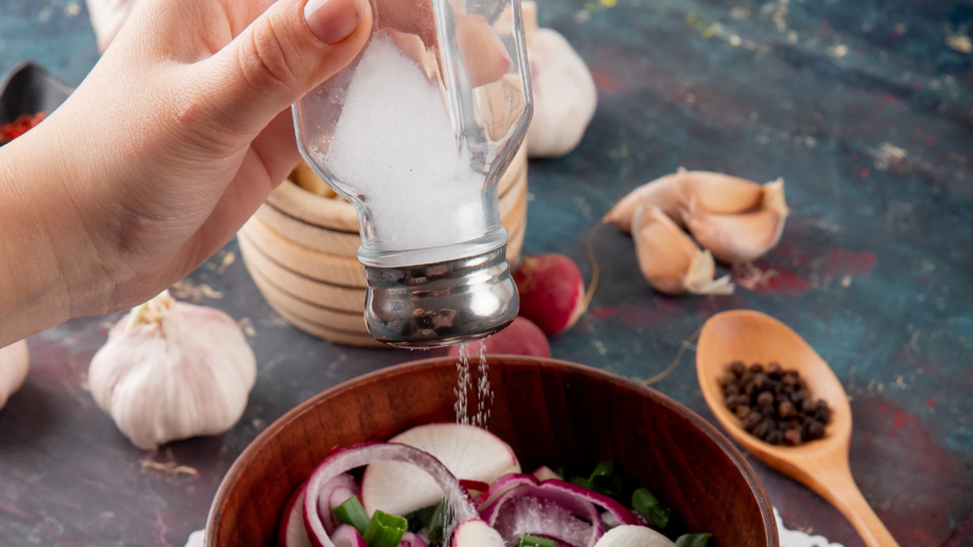 Bote de sal en comida