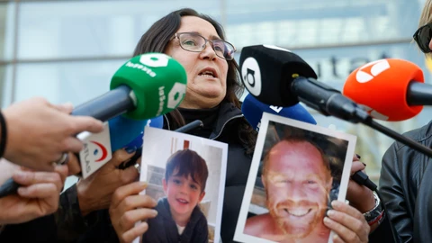 Ana María Coll atiende a los medios de comunicación a las puertas de la Ciudad de la Justicia de Valencia