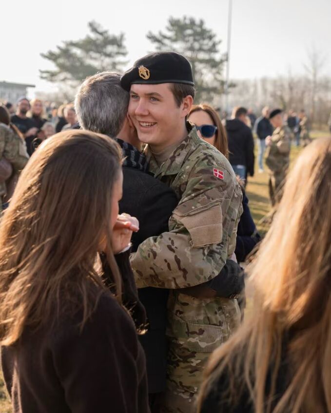 Christian de Dinamarca recibe la visita de su familia en la escuela militar