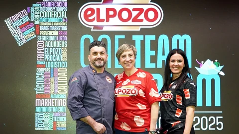 Pie de foto de derecha a izquierda: Almudena Mula, Brand Manager de ElPozo Alimentación, María Sánchez, secretaria general de la Asociación Española de Carniceros (Cedecarne) y Javier Caballero, uno de los miembros de la Selección Española de Carniceros