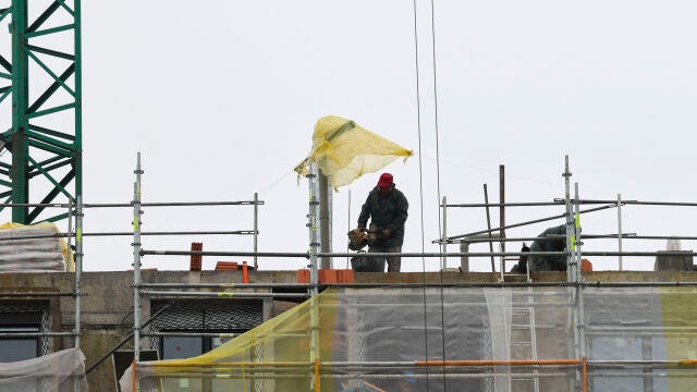 Trabajadores en la construcción de viviendas