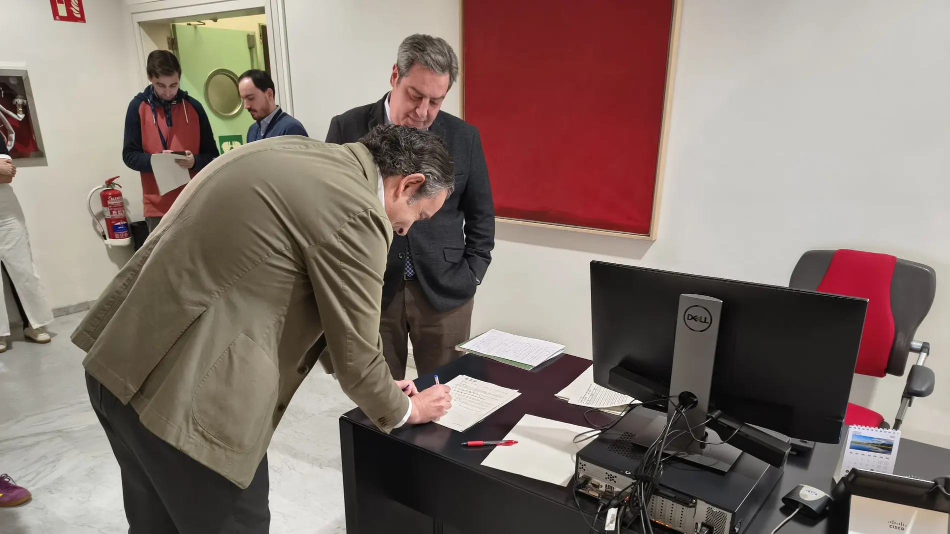 Los portavoces del PP y vox en la Comisión de Investigación de la Dana, Nando Pastor y José María Llanos, firman el documento antes de entregarlo en el registro de Les Corts