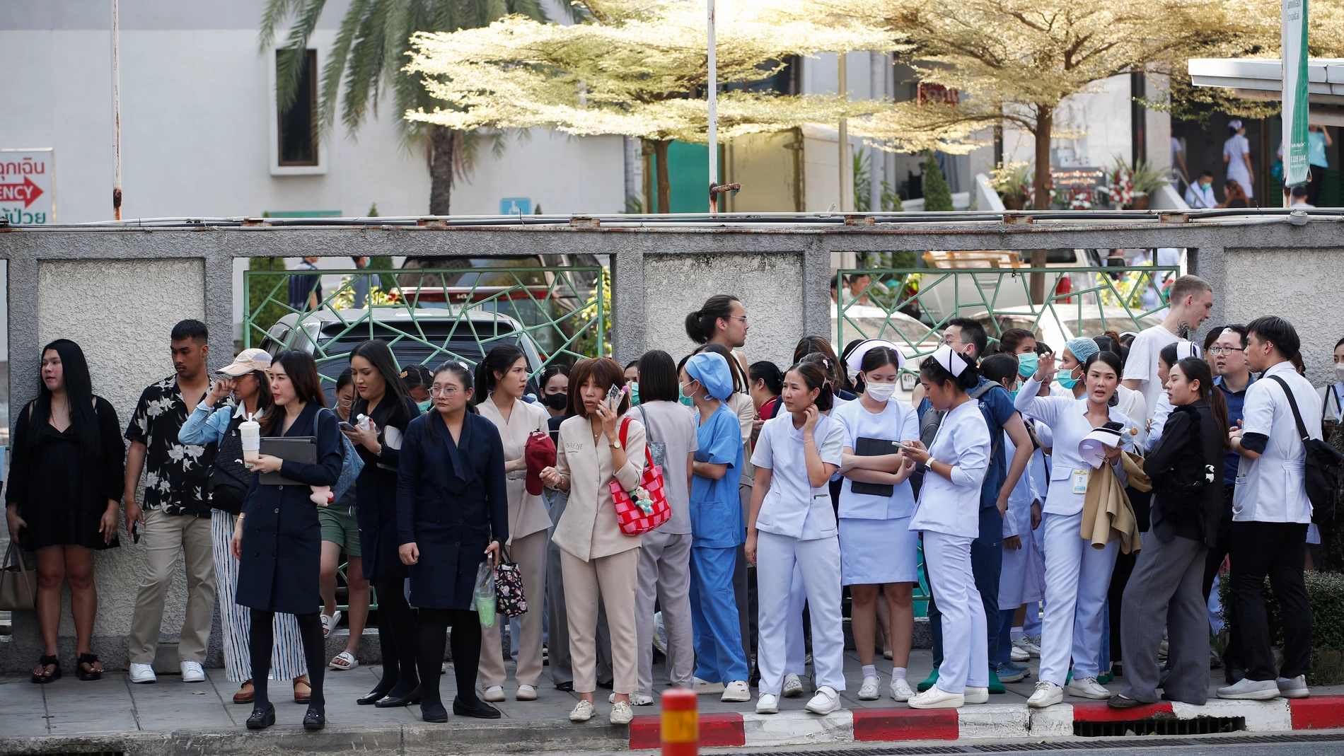Bangkok (Thailand), 28/03/2025.- People and medics evacuate from buildings to shelter on a footpath after an earthquake outside a hospital in Bangkok, Thailand, 28 March 2025. A 7.7-magnitude earthquake struck Myanmar, according to the United States Geological Survey (USGS), with tremors felt in neighboring Thailand. (Terremoto/sismo, Birmania, Tailandia, Estados Unidos) EFE/EPA/RUNGROJ YONGRIT