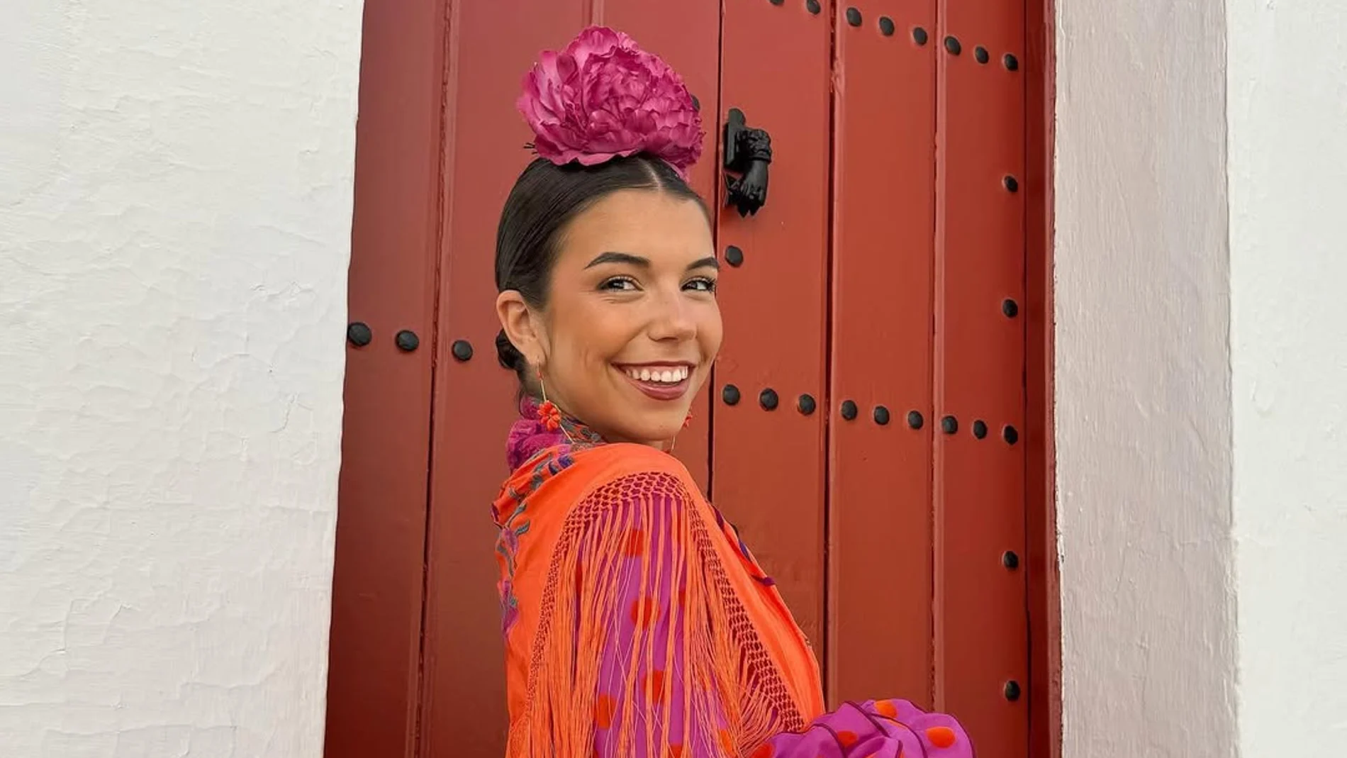 Influencer con traje de flamenca.