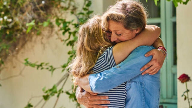 Madre e hija abrazándose
