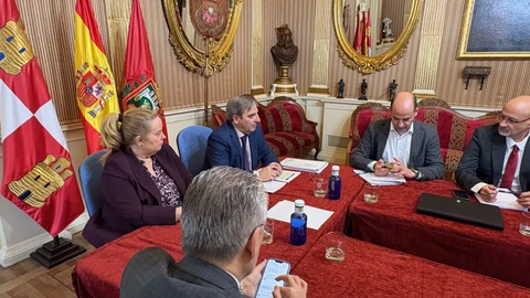 El consejero José Luis Sanz Merino, acompañado de la alcaldesa de Burgos, Cristina Ayala, se reúne con los colectivos