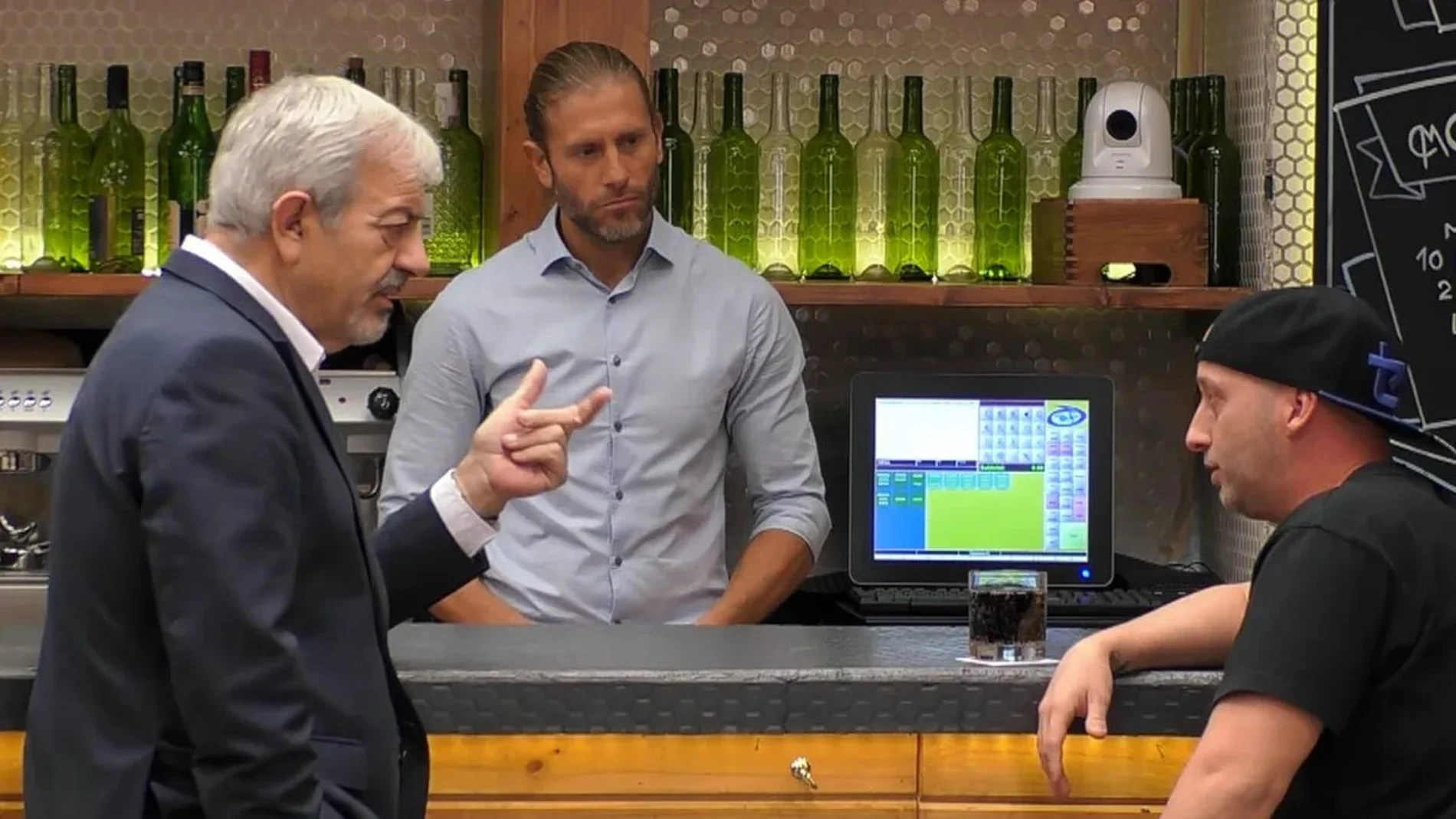 Carlos Sobera conversando con Alejandro en 'First Dates'