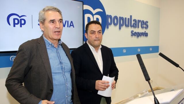 El senador del Partido Popular de Segovia, Juan José Sanz Vitorio, y el alcalde de El Espinar, Javier Figueredo, analizan la situación actual del tráfico en San Rafael