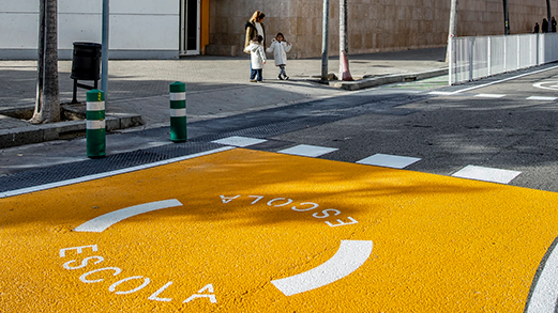 Señalización de tráfico a las puertas de una escuela en Barcelona