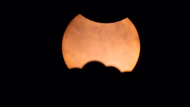 VÍDEO: El eclipse solar se hace visible en toda España durante más de tres horas