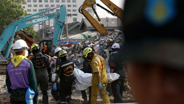 Operaciones de rescate en un edificio derrumbado tras el terremoto en Bangkok