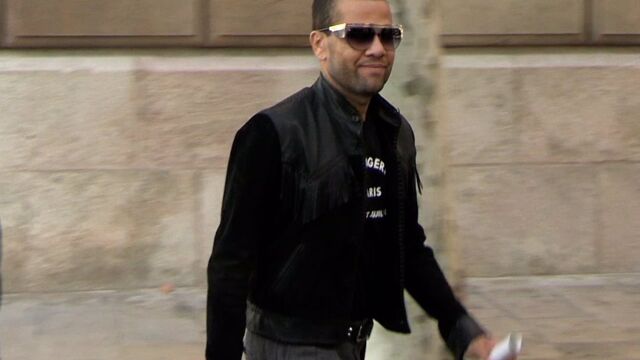 Dani Alves continúa con la fiesta en su casa tras la absolución
