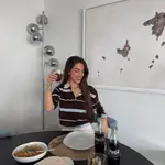 Violeta Mangriñán con polo de rayas.