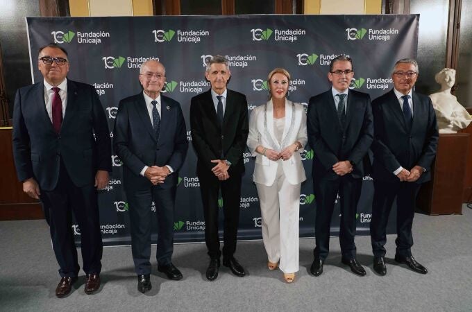Imagen de la clausura del aniversario de la Fundación Unicaja, con directivos de la entidad, consejeros andaluces, el presidente de la Diputación de Málaga y el alcalde de la capital de la Costa del Sol