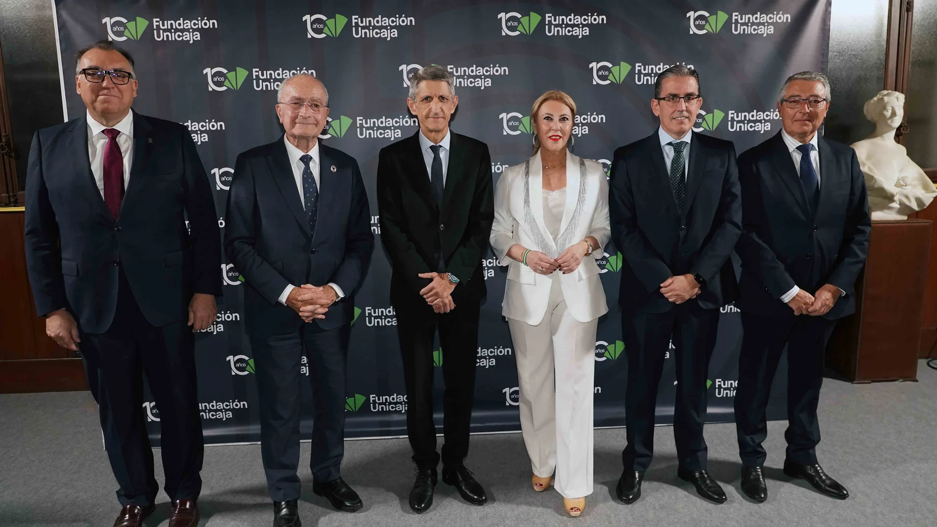 Imagen de la clausura del aniversario de la Fundación Unicaja, con directivos de la entidad, consejeros andaluces, el presidente de la Diputación de Málaga y el alcalde de la capital de la Costa del Sol