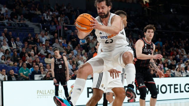 Llull atrapa un rebote ante el Surne Bilbao Basket