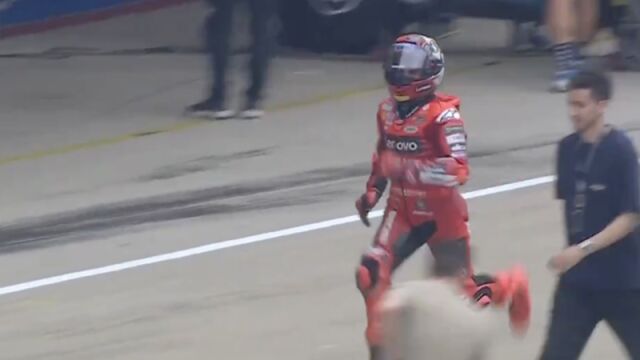 Marc salió corriendo de la parrilla en busca de la segunda moto