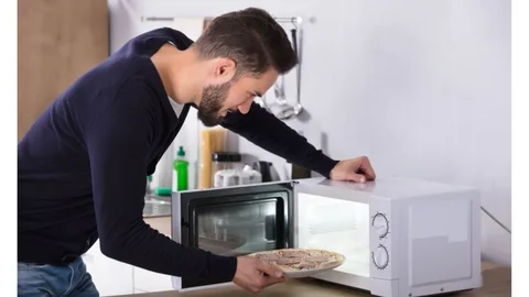 Estos accesorios están haciendo que la gente cocine todo en el microondas (literalmente todo)