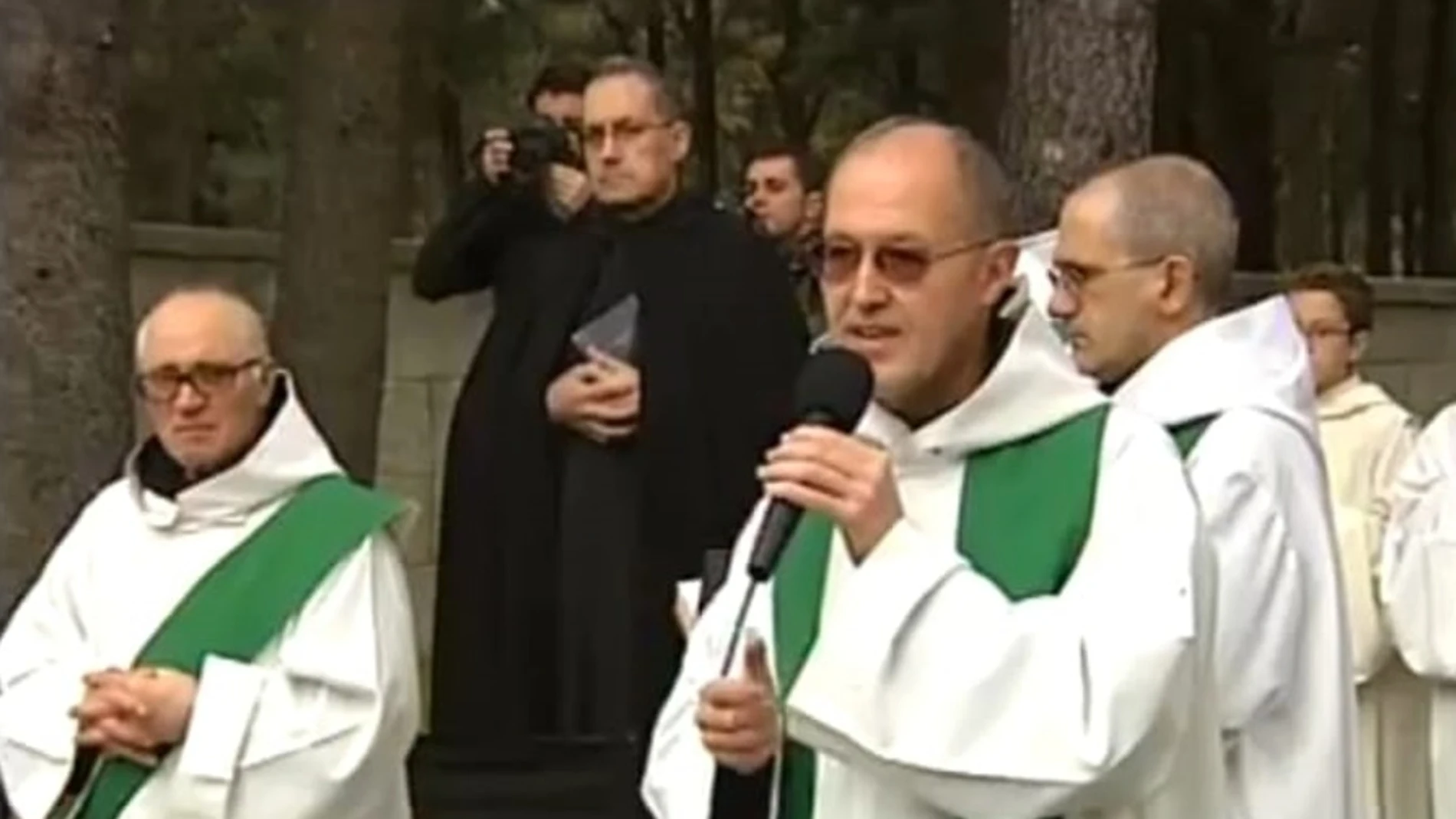 El padre Alfonso Maroto se dirige a los asistentes de una de las misas en el exterior de la basílica, en su etapa como prior