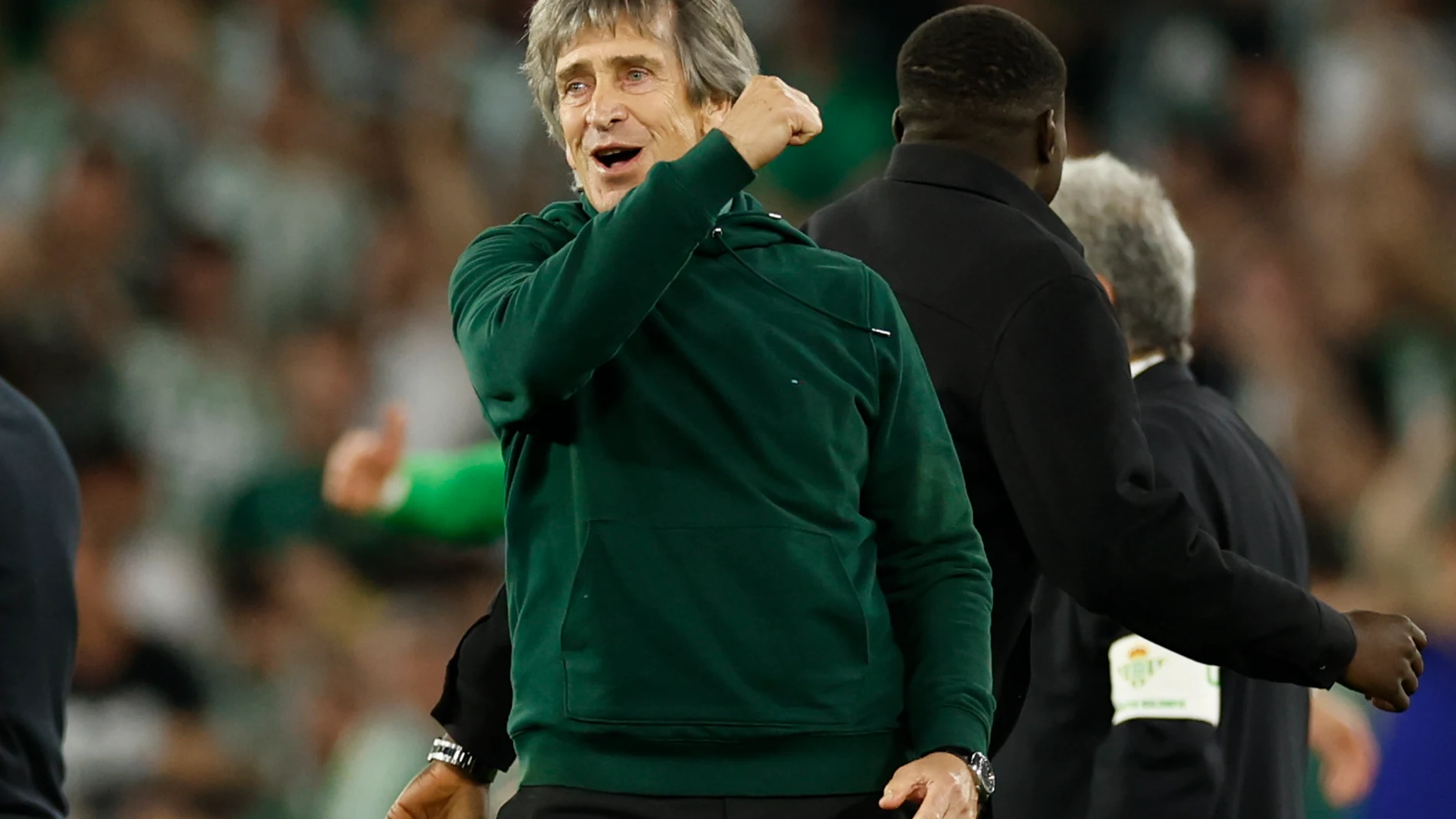 SEVILLA, 30/03/2025.- El entrenador del Betis Manuel Pellegrini celebra la victoria tras el partido de la jornada 29 de LaLiga entre el Real Betis y el Sevilla FC, este domingo en el estadio Benito Villamarín.- EFE/ Julio Muñoz