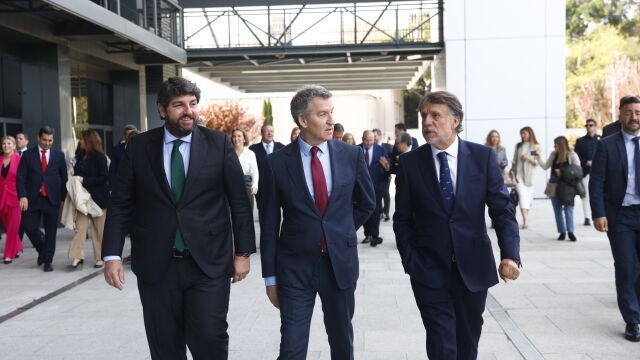 Fernando López Miras, Alberto Núñez Feijóo y José Creuheras. Desayuno informativo con Fernando López Miras en La Razón