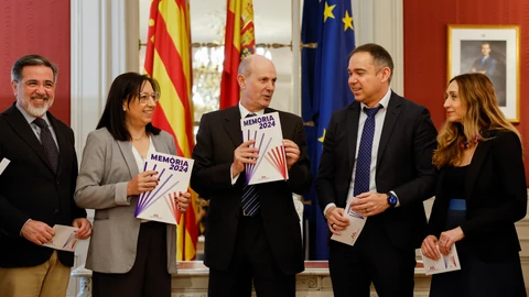 El director de la Agencia Valenciana Antifraude, Eduardo Beut (c), durante el acto de entrega de la Memoria de Actividad del ejercicio de 2024 a la presidenta de Les Corts Valencianes, Llanos Massó